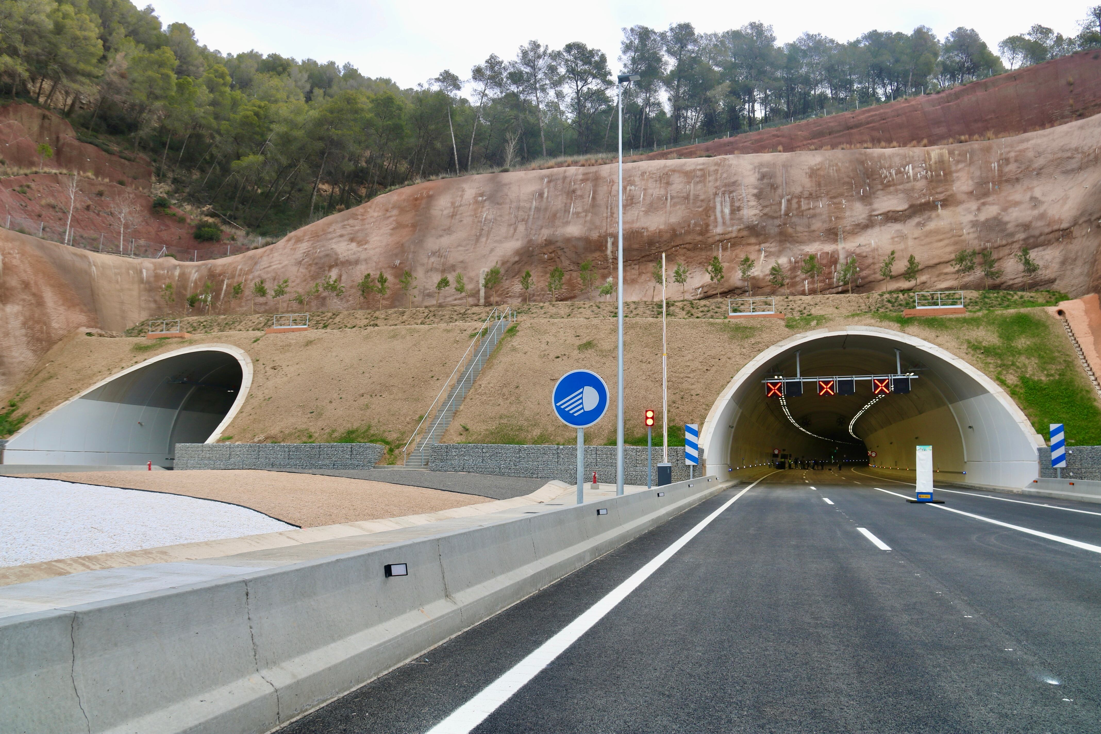 Túnel de Voltrera de la B-40 en la boca que dona al Baix Llobregat