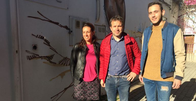 De izquierda a derecha, la concejala socialista Mercedes Gámez, el secretario local Julio Millán y el máximo responsable de las Juventudes Socialistas de la capital, Fernando Luque.