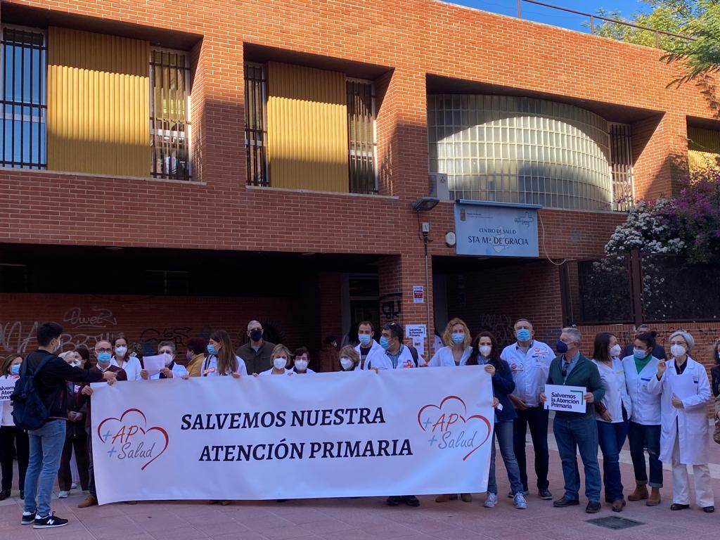 Concentración de la Marea Blanca en el Centro de Salud de Sta. María de Gracia (Murcia)