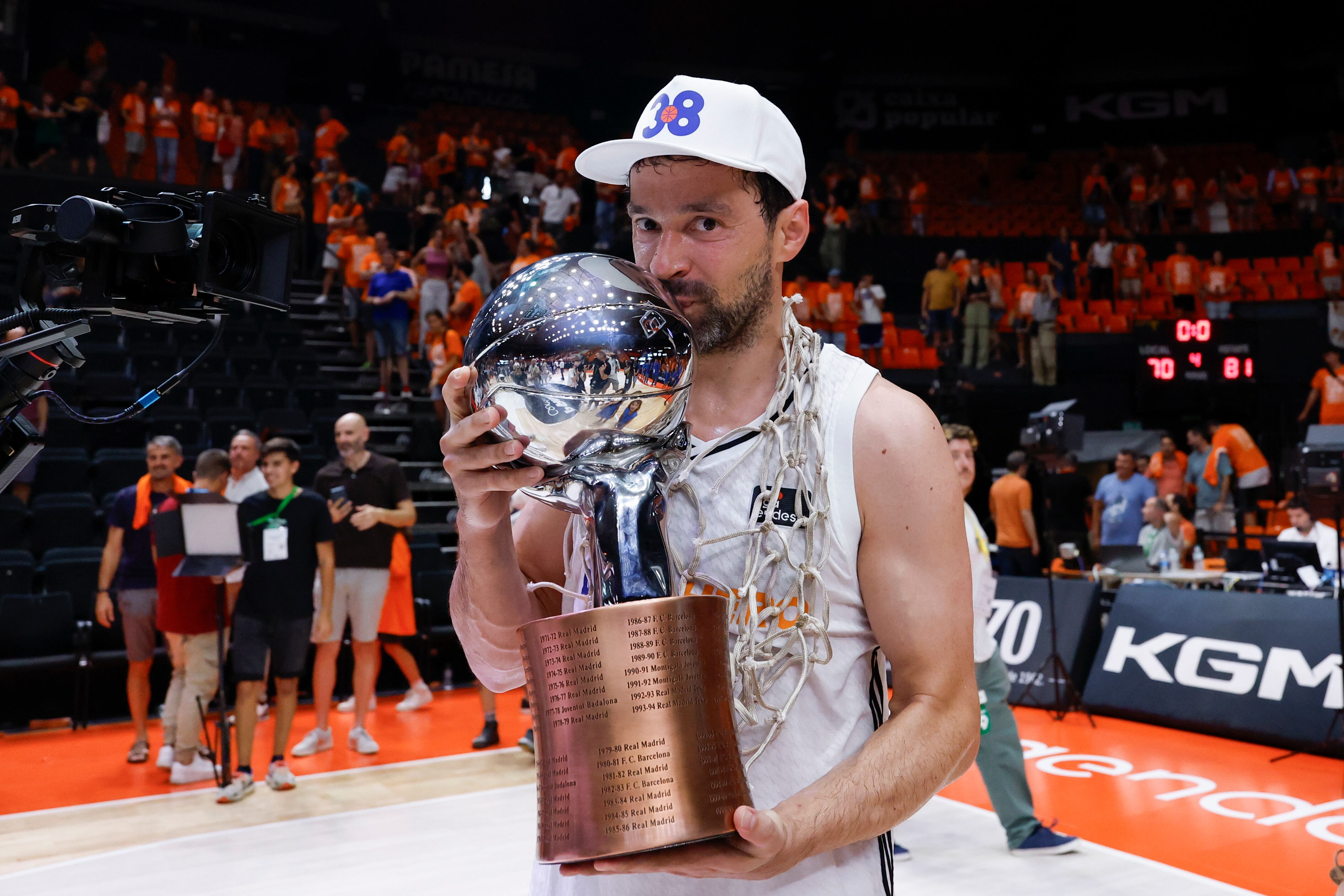 VALENCIA, SPAIN - JUNE 25: Sergio Llull of Real Madrid celebrates the team's 38th Liga Endesa title at Pabellon Fuente De San Luis on June 25, 2025 in Valencia, Spain. (Photo by Victor Carretero/Real Madrid via Getty Images)