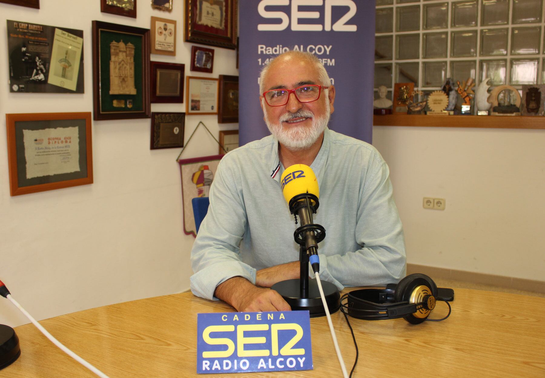 Rafa Doménech, presidente del Rotary Club Alcoy Font Roja, en el estudio central de Radio Alcoy