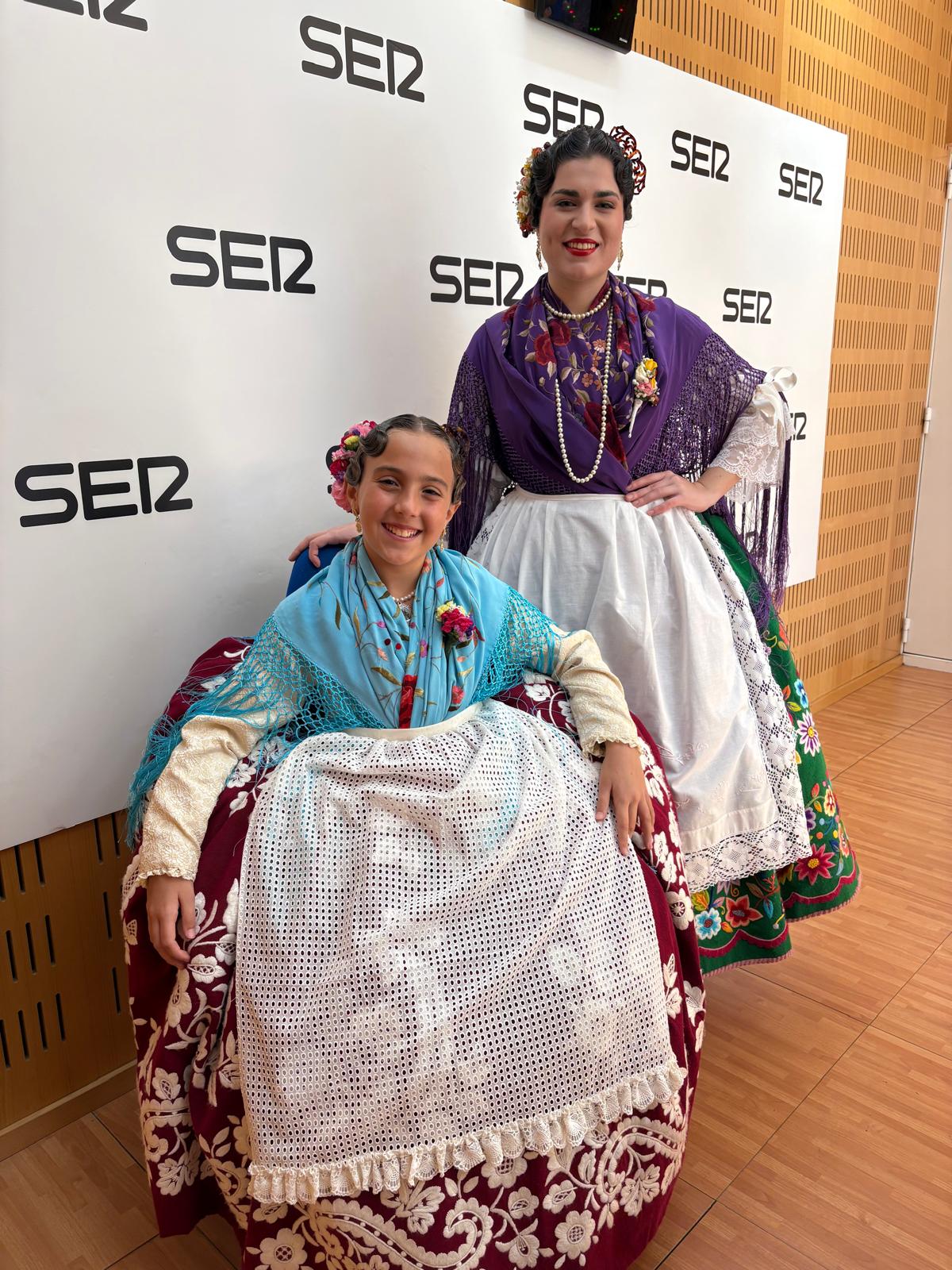 Ángela Muñoz Briones, de El Botijo, Reina de la Huerta de Murcia 2026, y la niña Leonor Antón Pons, de la peña Las Tenajas, Reina de la Huerta Infantil.
