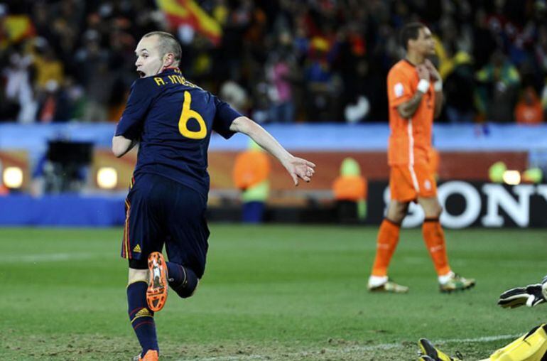 Iniesta justo después de anotar ante Holanda el gol de la victoria en la final del Mundial de Sudáfrica en el año 2010