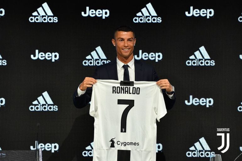 Cristiano Ronaldo posa con su nueva camiseta