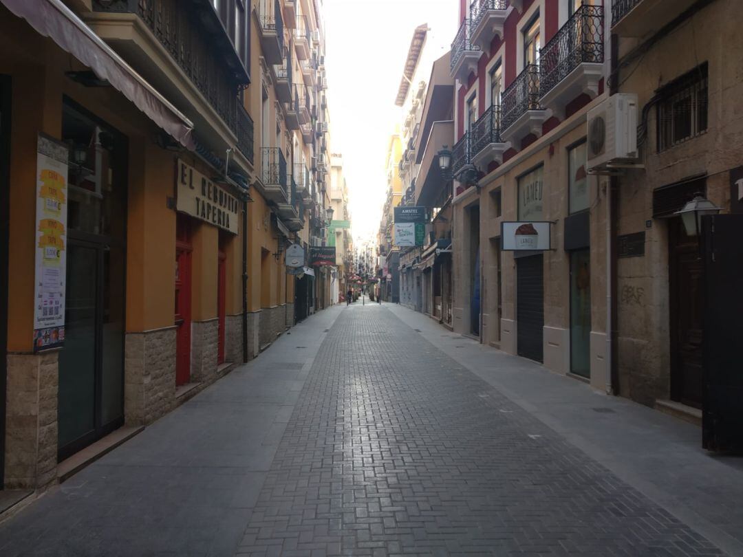 La Calle San Francisco de Alicante con todos los bares y restaurante cerrados por la pandemia