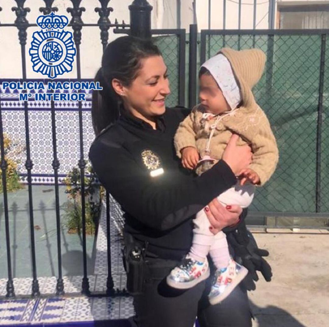 La agente con la bebé a la que atendieron