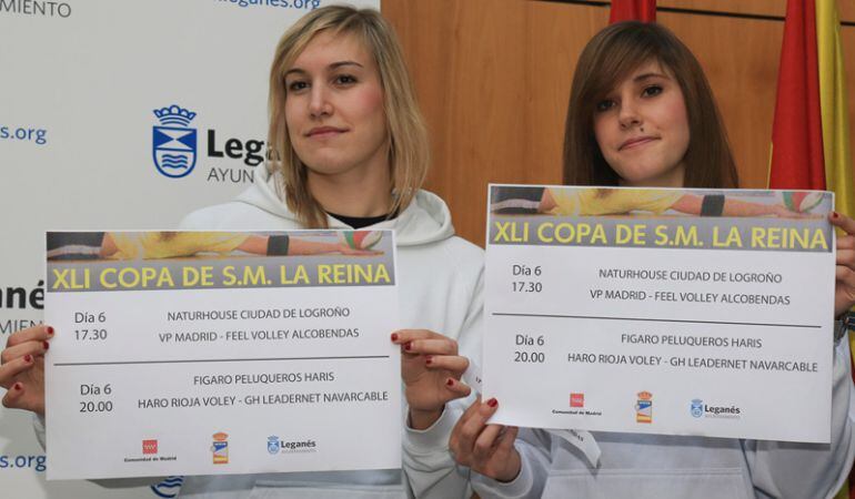 Dos de las jugadoras posan con los cruces de semifinales