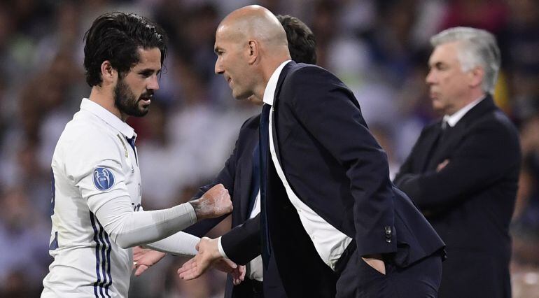 Zidane saluda a Isco tras sustituirle ante el Bayern de Münich