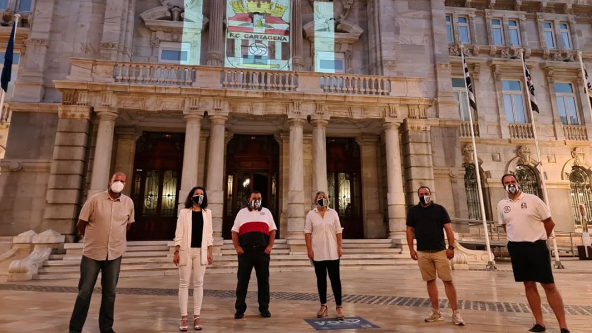 El escudo del FC Cartagena se proyecta en la fachada principal del Palacio Consistorial