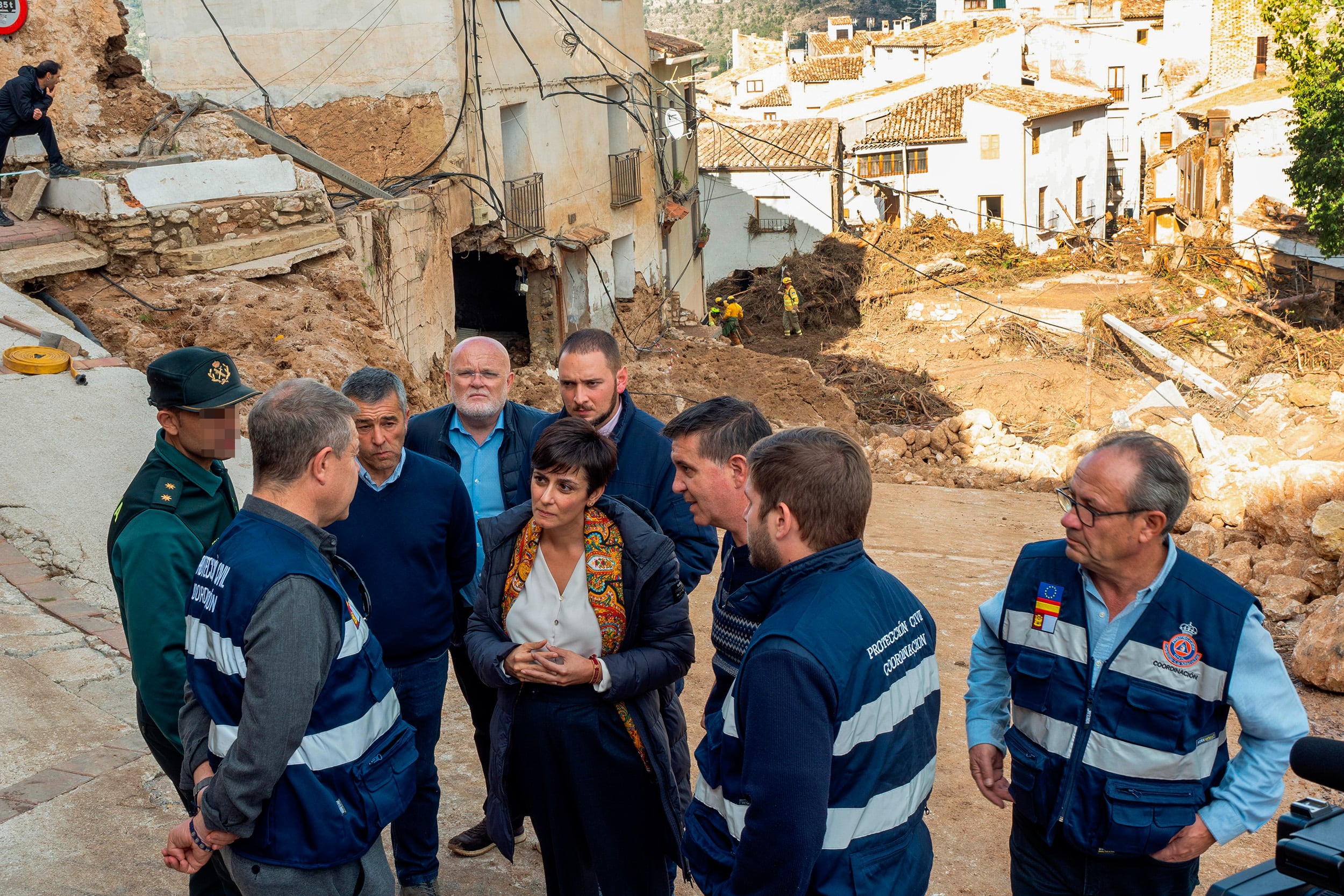 El presidente de Castilla-La Mancha, Emiliano García-Page, junto a la ministra de Vivienda, Isabel Rodríguez, en Letur (Albacete)