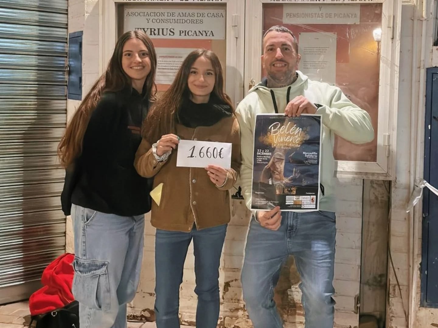 Almudena (izda) e Irene (centro) entregan a Denis del dinero para los afectados por la DANA