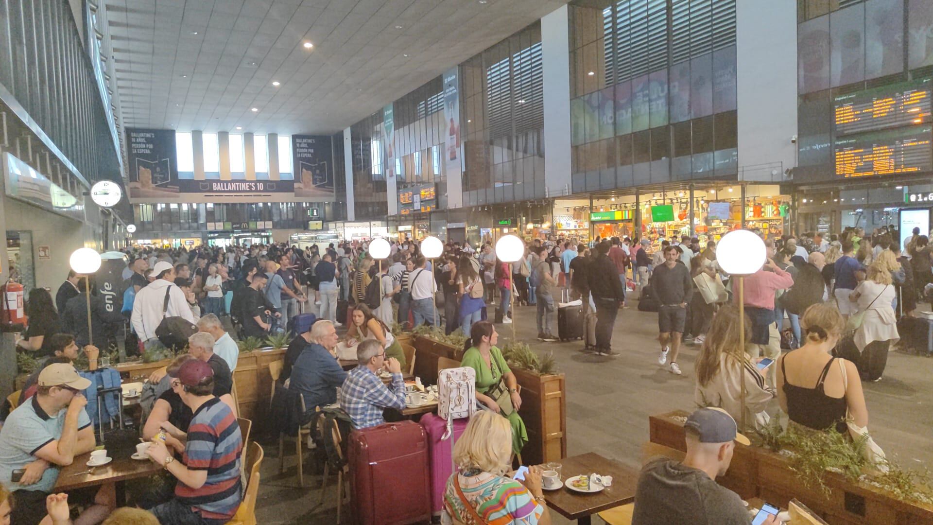 Afectados por lo retrasos y cancelaciones en la estación sevillana de Santa Justa