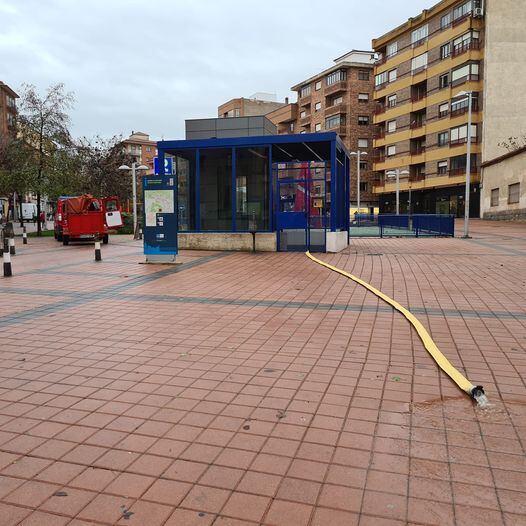 Los bomberos han tenido que achicar agua del parking de José Zorrilla