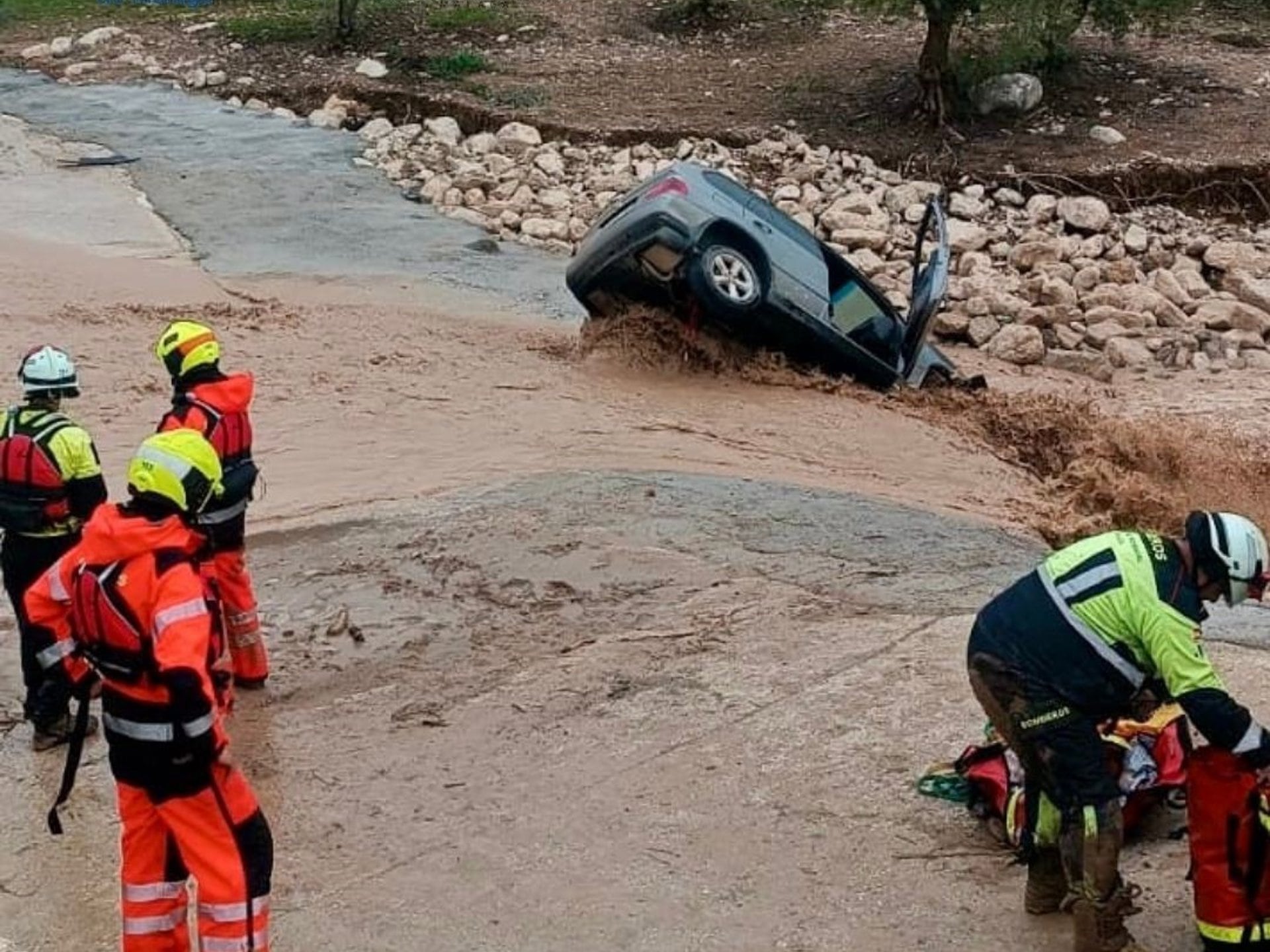 Efectivos del CPB rescatan a un hombre de su coche tras quedar atrapado en el arroyo del Algibe, en el municipio malagueño de Álora