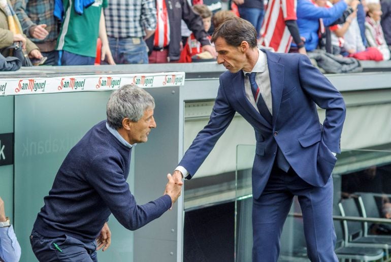 GRAF9440. BILBAO.- Saludo entre los entrenadores, José Ángel "Cuco" Ziganda (d) del Athletic y Enrique Setién del Betis, previo al partido correspondiente a la jornada 36 de LaLiga Santander de fútbol disputado hoy entre ambos equipos en el estadio de San