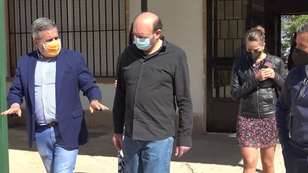 El delegado de Educacion y Deporte, Antonio Sutil en su visita a las obras del IES Castillo de la Yedra