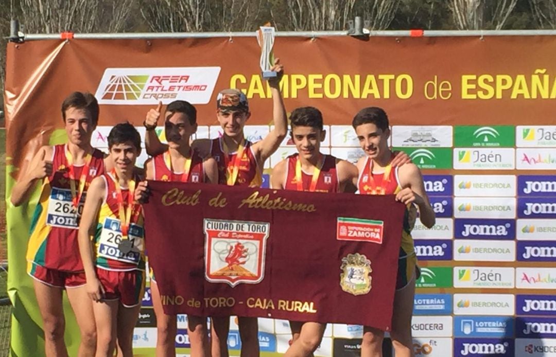 El equipo sub-16 con el Trofeo de Subcampeones