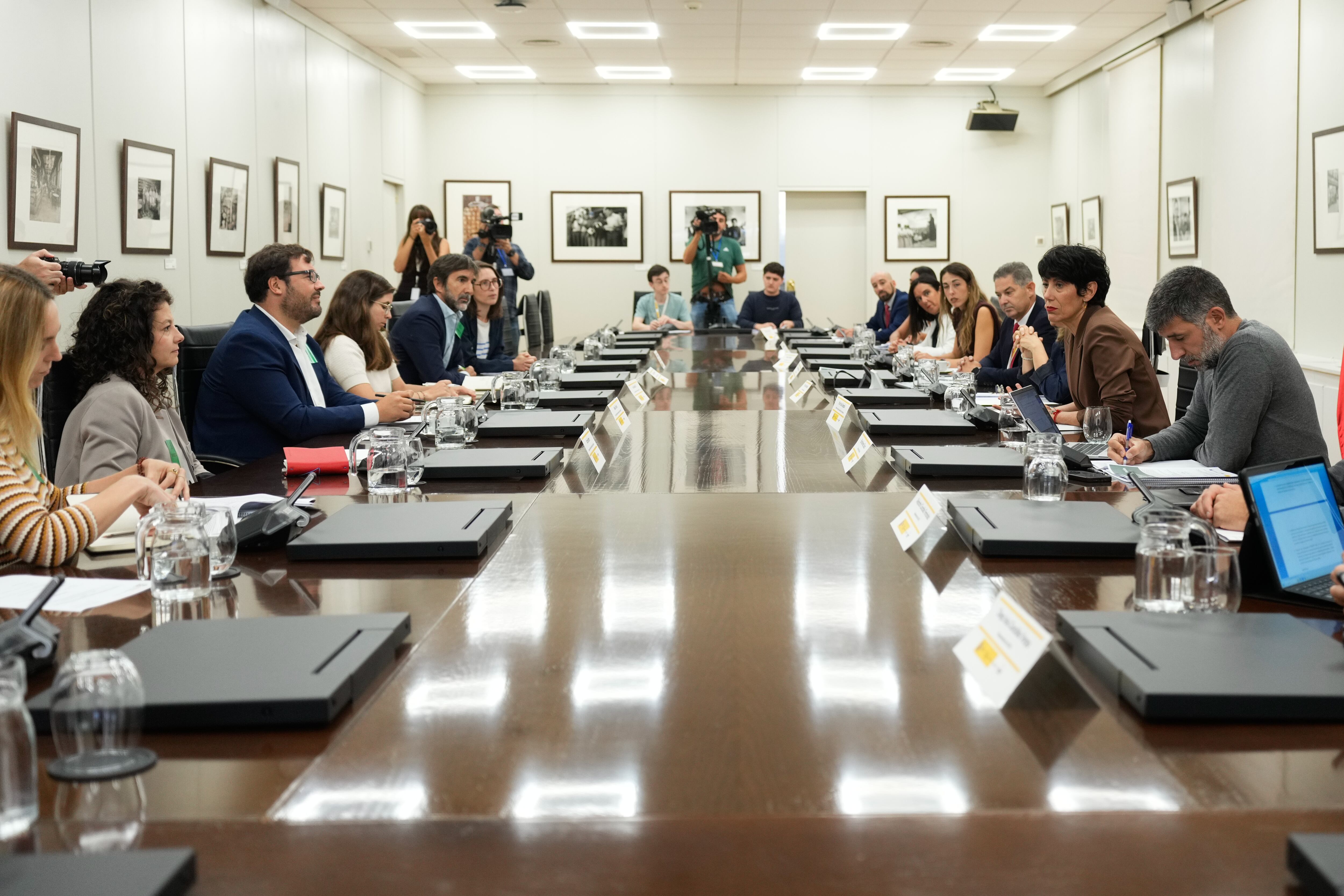 MADRID, 22/09/2025.- La ministra de Inclusión, Seguridad Social y Migraciones, Elma Saiz (2d), se reúne con el grupo de trabajo formado con las principales plataformas digitales (X, Meta, Instagram y TikTok) a raíz de los disturbios racistas de Torre Pacheco (Murcia), para reforzar la colaboración contra los discursos de odio y la viralización de contenidos que incitan a la discriminación y la violencia, este lunes. EFE/ Borja Sanchez-trillo

