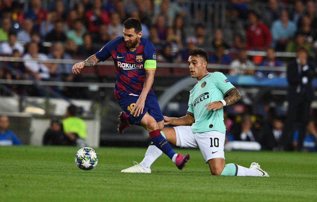Leo Messi y Lautaro Martínez, en un partido de Champions entre el Barcelona y el Inter.