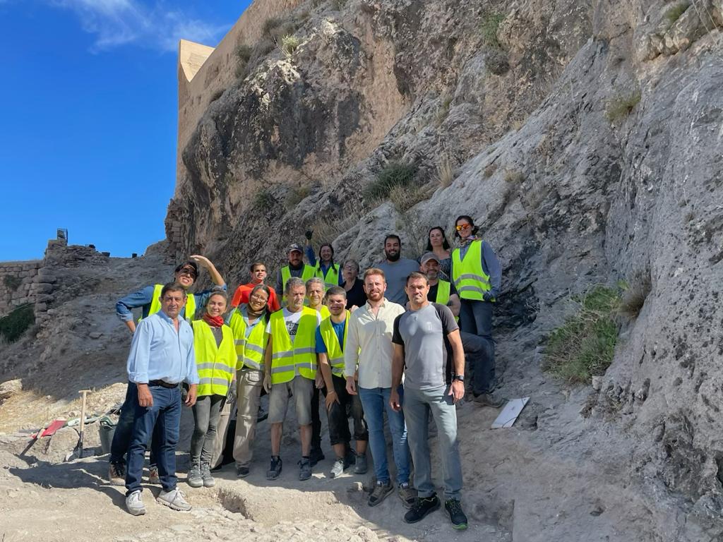 Momento de la visita del presidente de la Diputación Provincial de Jaén, Francisco Reyes, acompañado de alcalde, concejales y voluntarios