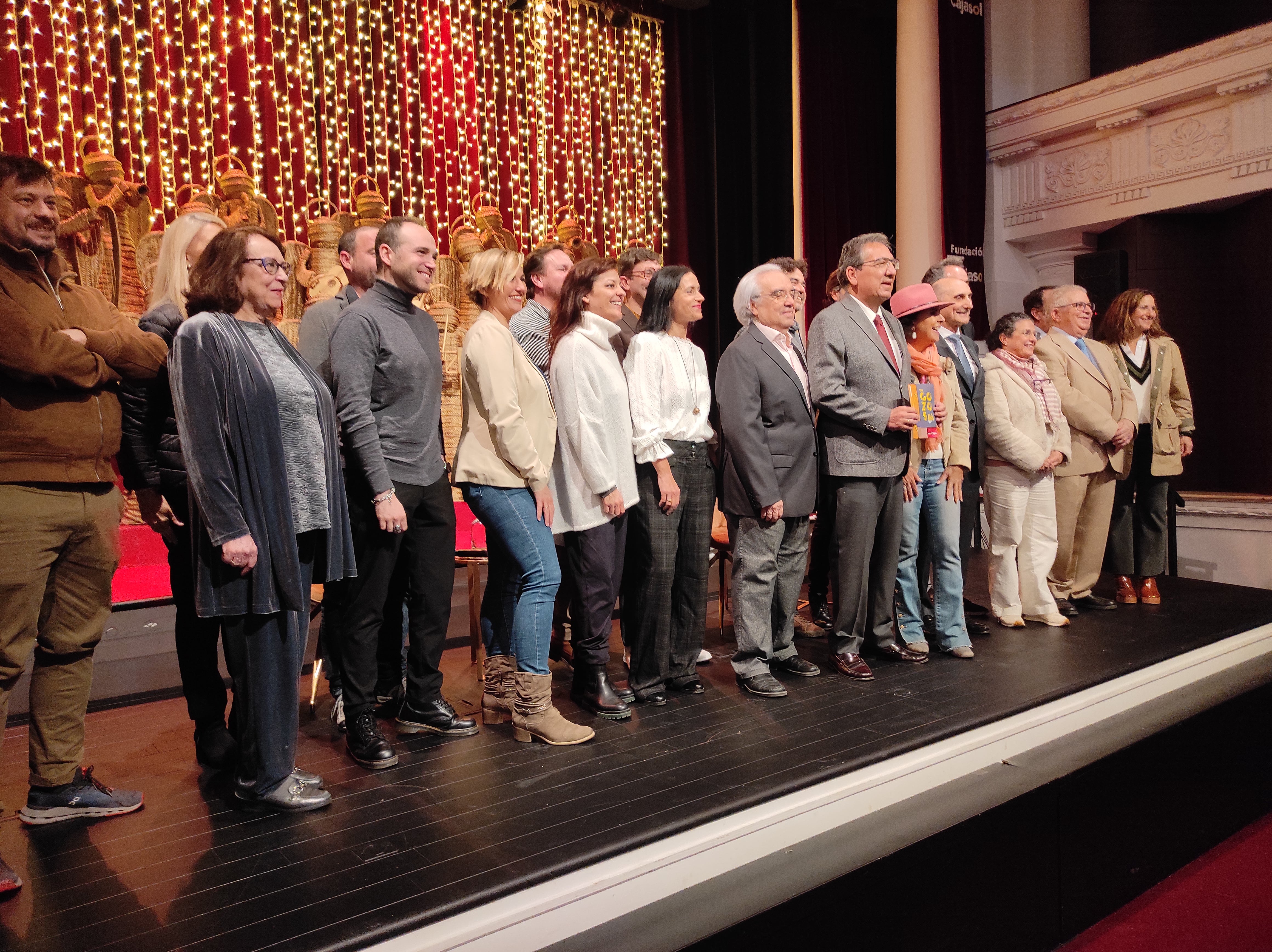 Foto de familia tras la presentación del ciclo de actividades navideñas &#039;Gozos de diciembre&#039;.