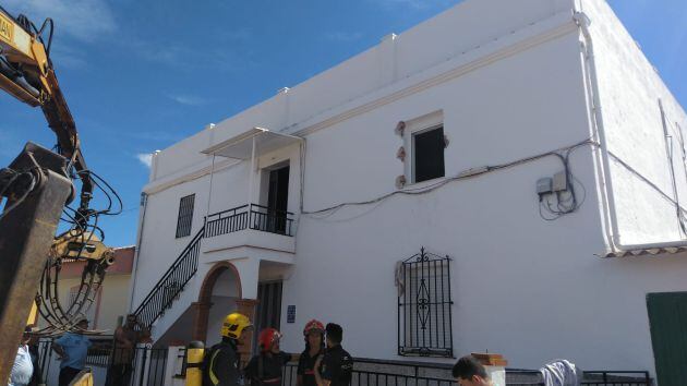 Los bomberos a las puertas de la vivienda en Campanillas (Málaga)