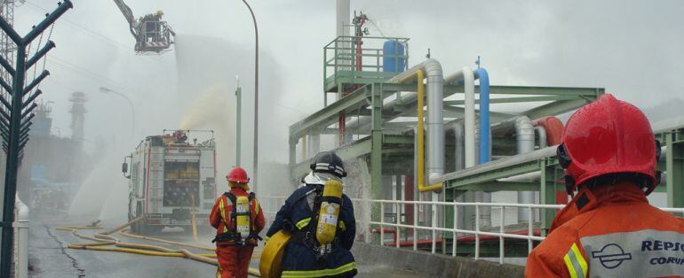 ARCHIVO/Simulacro en una refinería de Repsol