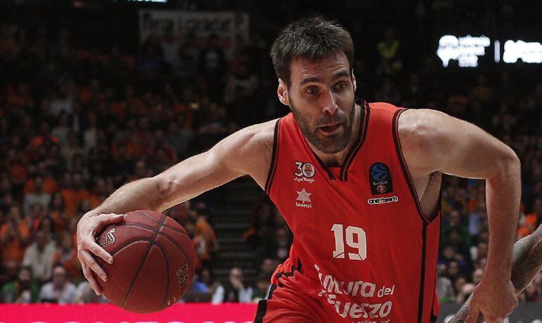 Fernando San Emeterio intenta superar a Kinsey, del Hapoel de Jerusalén