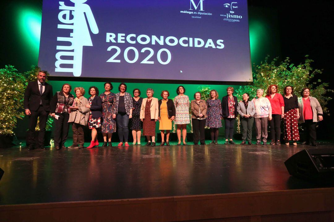 Foto de familia de las premiadas por la Diputación de Málaga