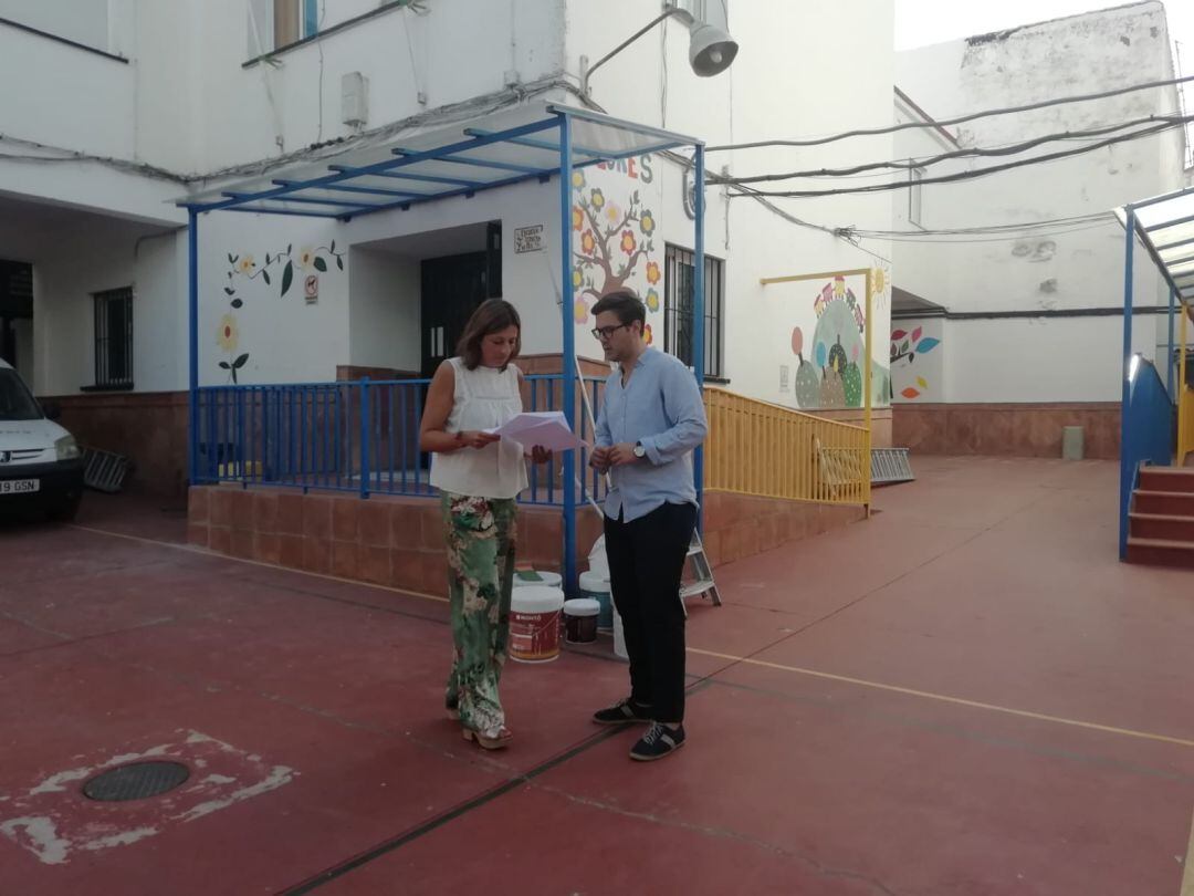 La alcaldesa, Mari Paz Fernández, junto al edil de Educación, Ángel Martínez