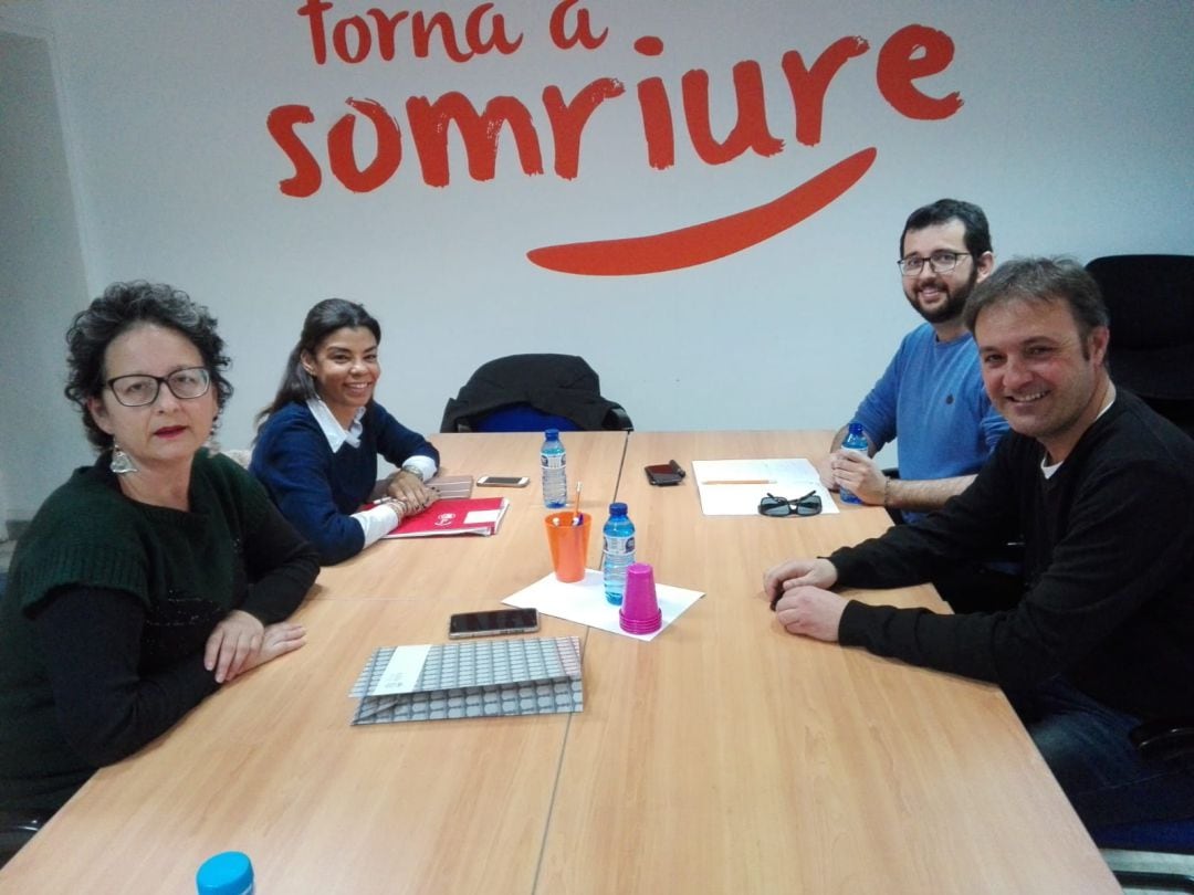 Las responsables sindicales de CC.OO y UGT, Consuelo Navarro y Yaissel Sánchez, respectivamente, en la reunión que han mantenido con Natxo Bellido e Ignasi Candela, de Compromís.