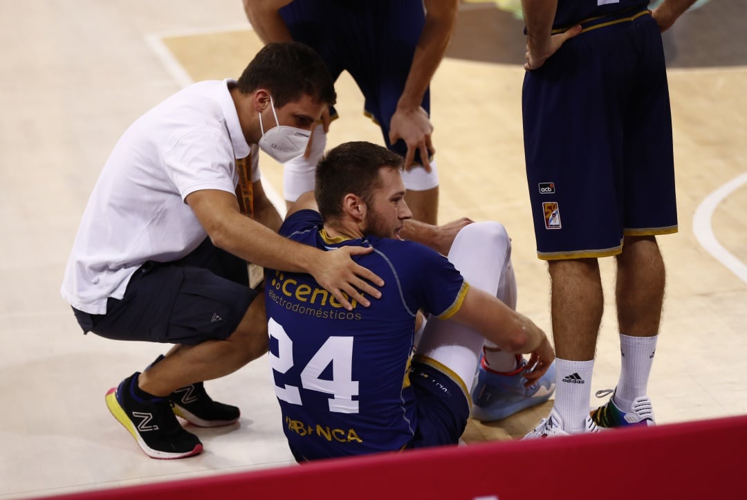 Mike Daum se duele en el suelo tras lesionarse en el partido contra Herbalife Gran Canaria