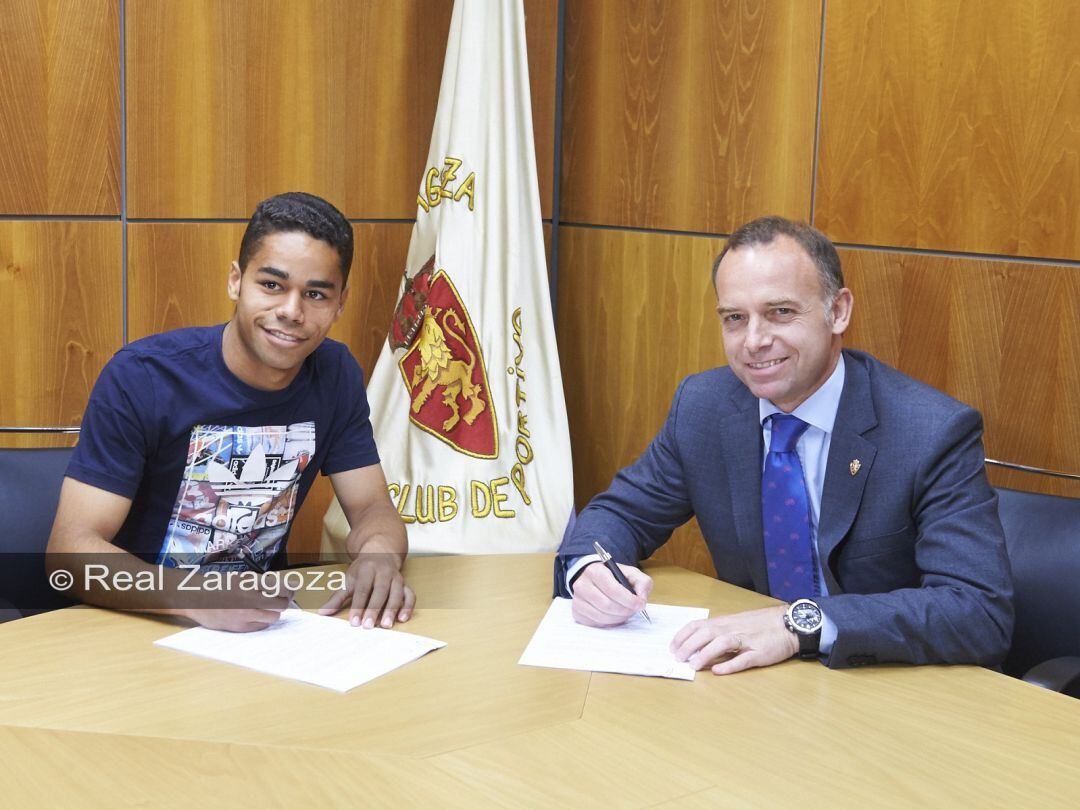 Raí firmando una de sus renovaciones en las oficinas del club