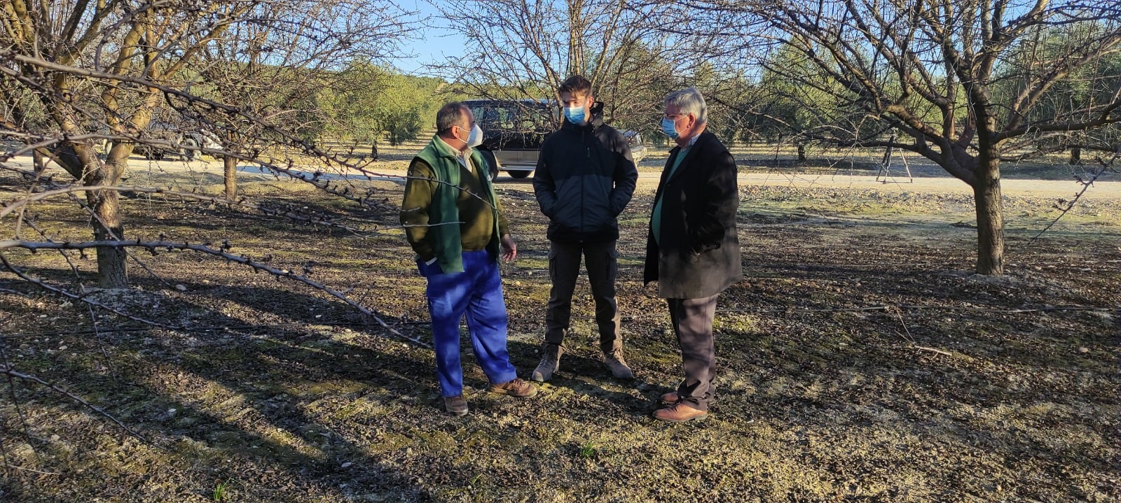 Miguel Cobos, secretario provincial de UPA y Jesús Fernández, participante en el proyecto Erasmus Agro en la explotación de Gabriel Montilla