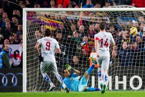 BARCELONA, SPAIN - JANUARY 11: Mario Mandzukic of Club Atletico de Madrid scores his team&#039;s first goal with a penalty shot during the La Liga match between FC Barcelona and Club Atletico de Madrid at Camp Nou on January 11, 2015 in Barcelona, Spain. (Phot