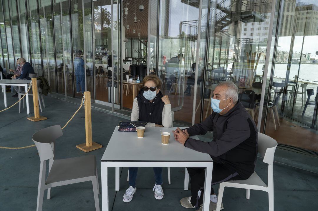 Una pareja tomando café en una terraza