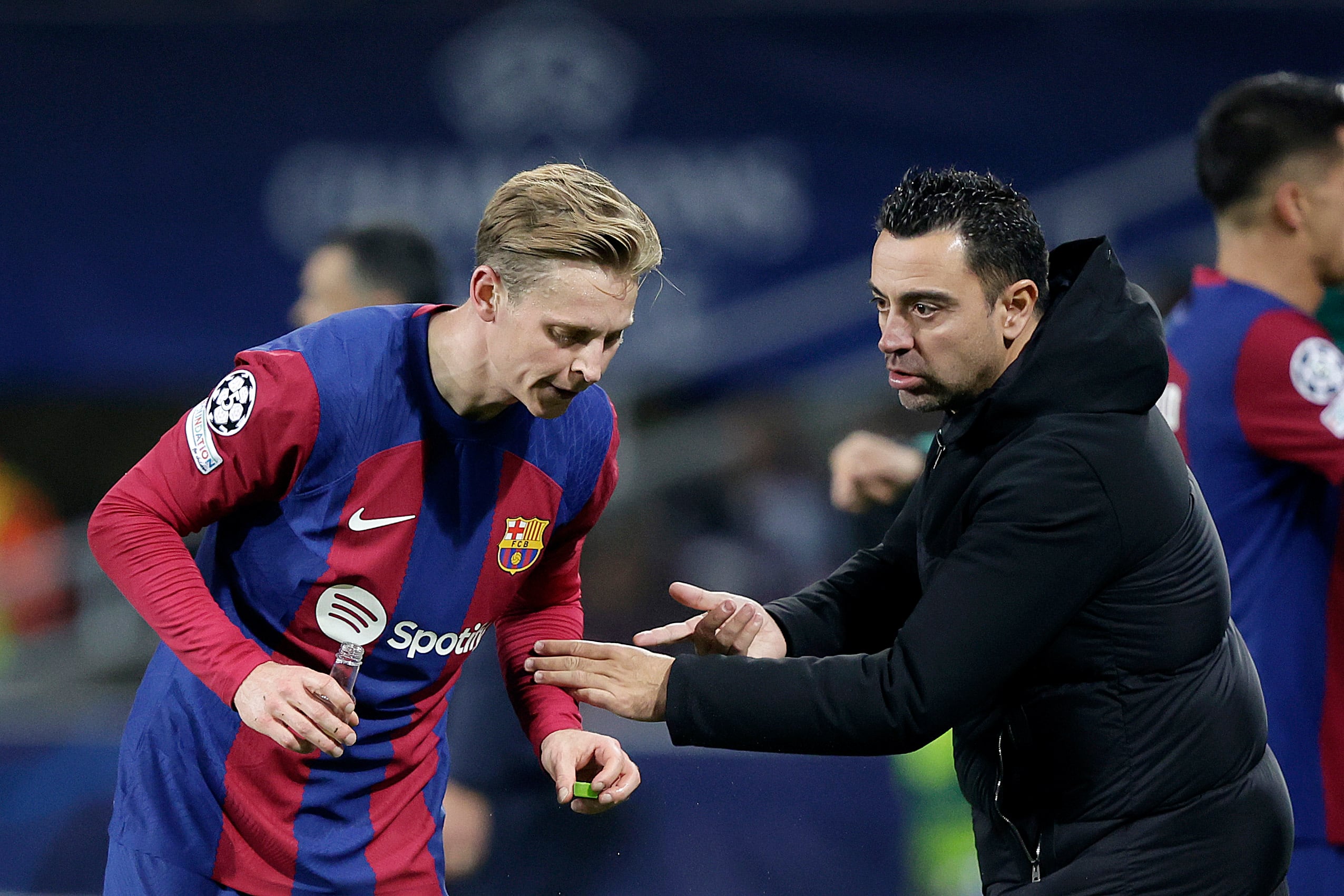 Frenkie de Jong y Xavi, durante el partido de Champions ante el Nápoles (Photo by David S.Bustamante/Soccrates/Getty Images)