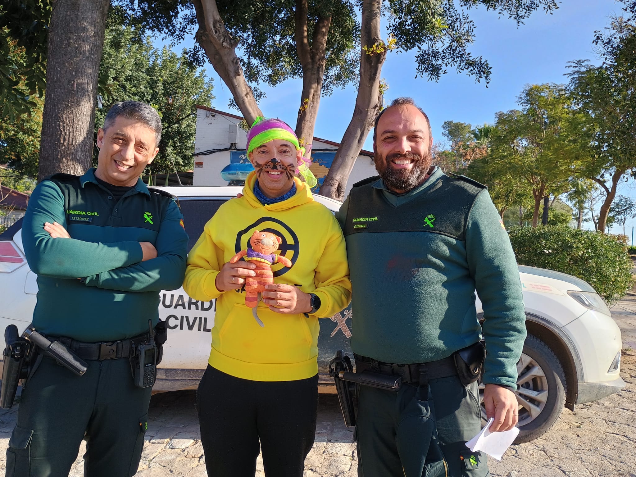 Sergio Donoso, el profesor, recibe de los agentes de la Guardia Civil, a Sacha