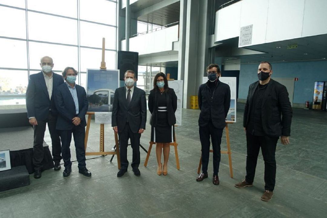 El alcalde con una representación de Arena&Asociados, ganadores del concurso del ascensor