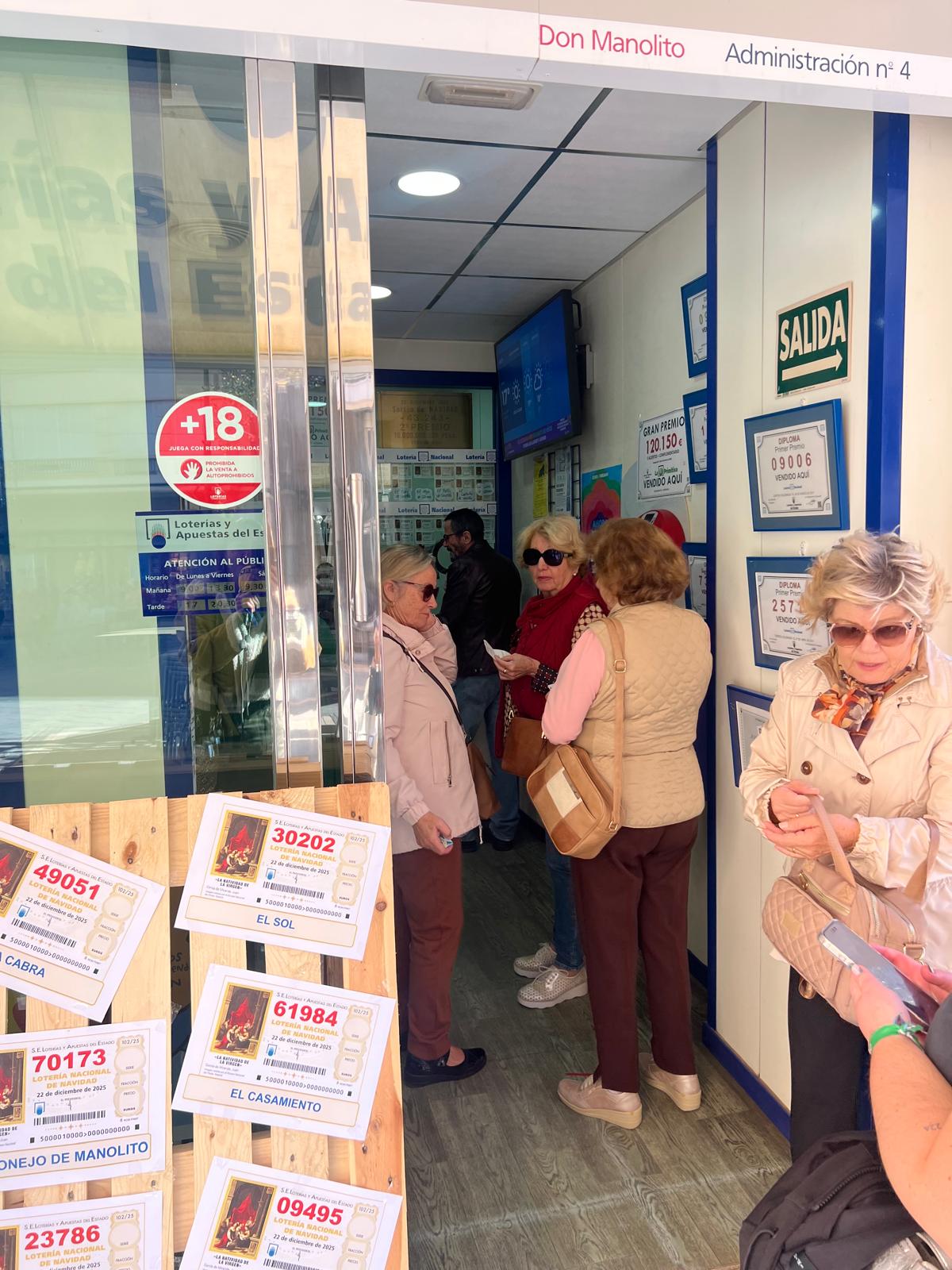 Números que vuelan a Alemania y Andorra: la fiebre de la Lotería de Navidad en Cartagena