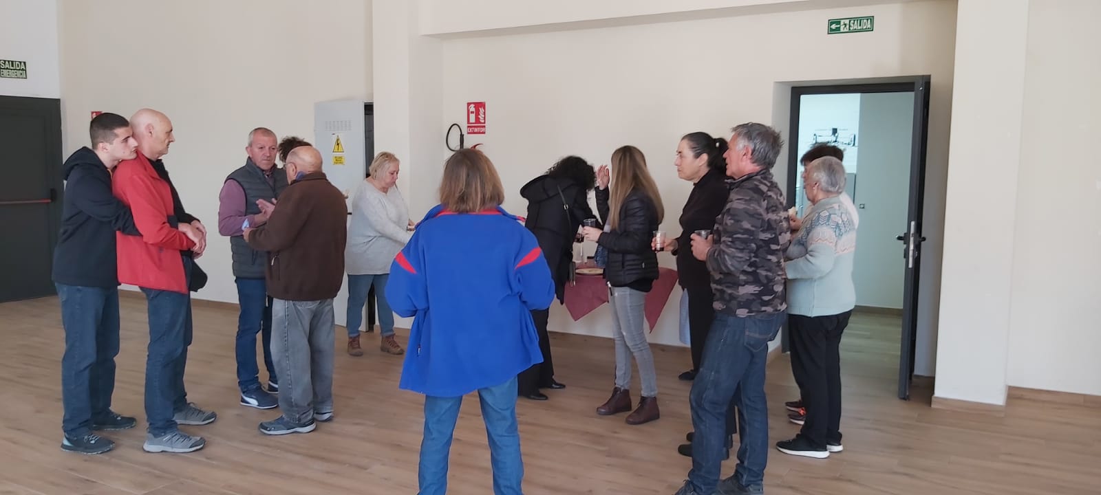 Vecinos de Tramoz durante el acto de inauguración de la tienda del pueblo