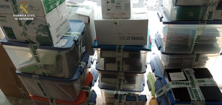 GRA101. MADRID, 09/01/2015.- Fotografía facilitada por la Guardia Civil que, ha detenido a casi medio centenar de personas y ha desmantelado una red dedicada al tráfico ilegal de medicamentos para el tratamiento oncológico de menores, cuyas operaciones mo