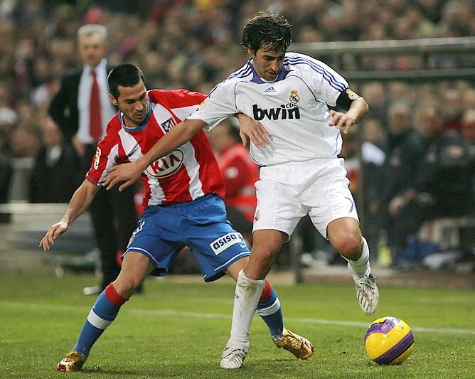 Raúl protege el balón ante Luis García en el último derbi jugado en el Calderón. El madridista volvió a marcar y ya suma once goles ante los rojiblancos.