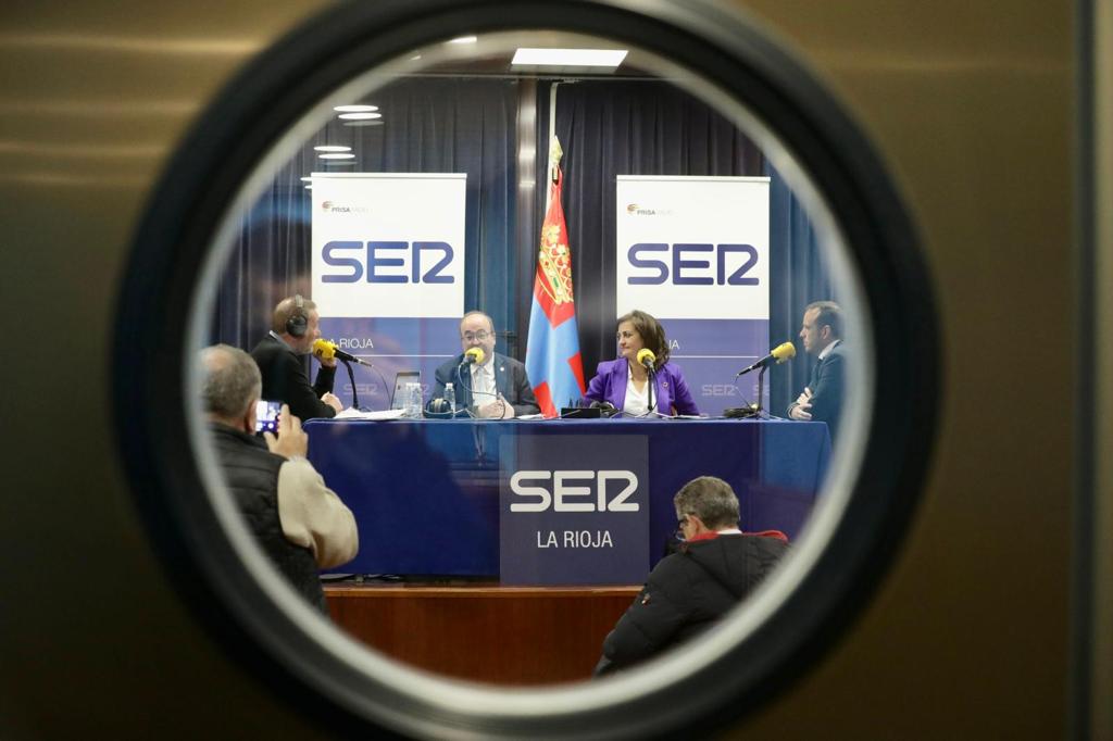 El ministro de Cultura, Miquel Iceta; la presidenta de La Rioja, Concha Andreu; y el alcalde de Nájera, Jonás Olarte, junto al periodista Jorge Gómez.