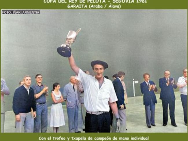 Garaita con el trofeo de campeón