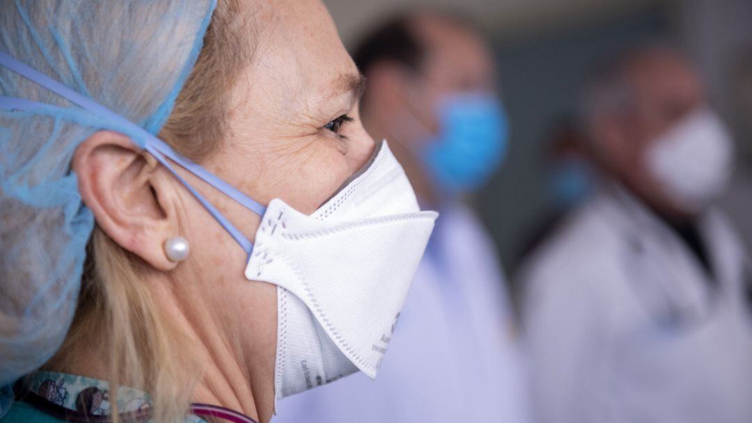 Una enfermera, protegida con una mascarilla.