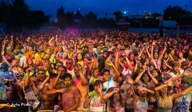 La fiesta de polvos de colores da inicio a las fiestas patronales de Pinto