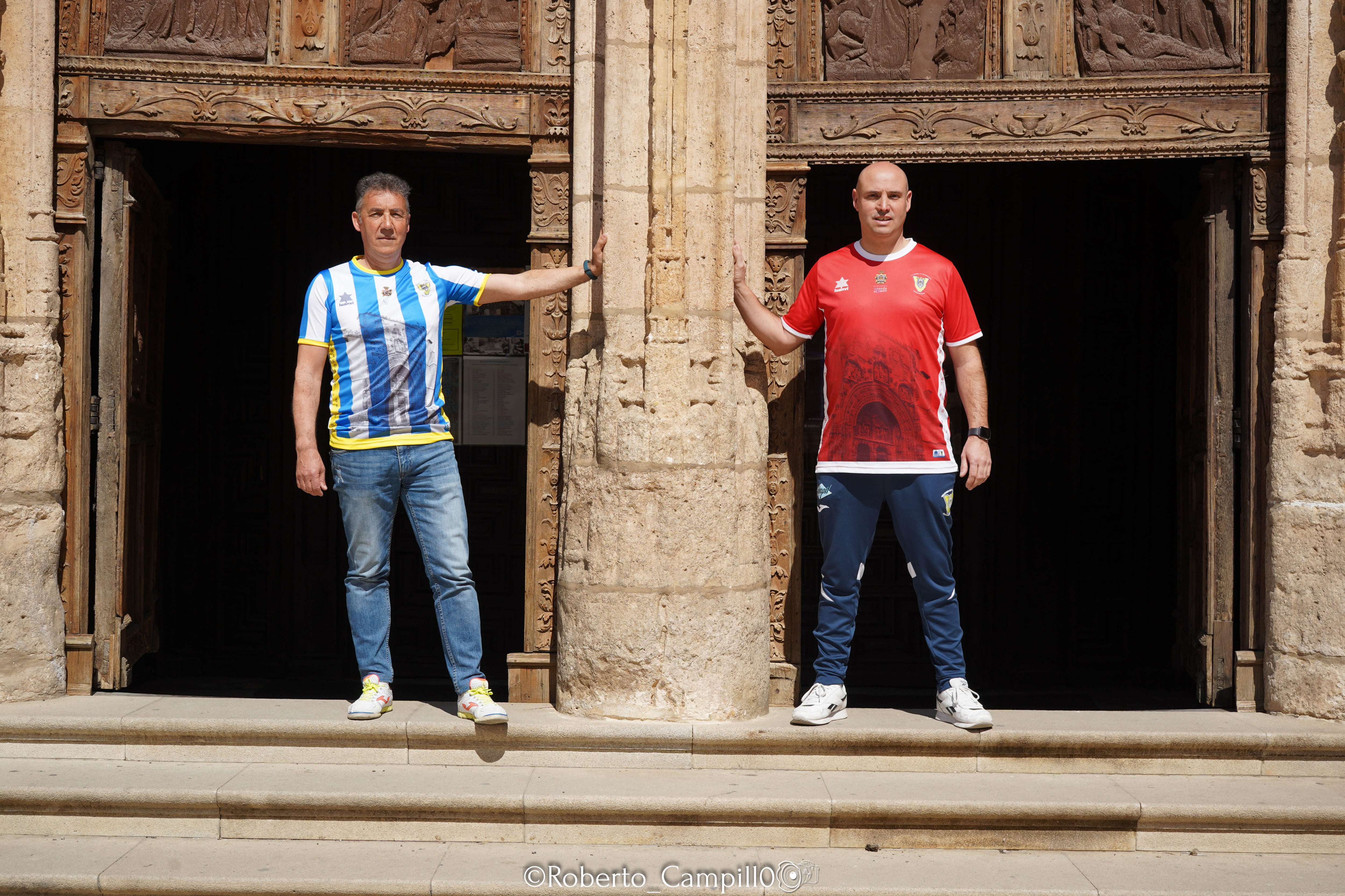 Dos de los integrantes del equipo de veteranos posan con su nueva camiseta en Santa María