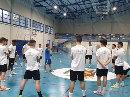 Dada dando instrucciones