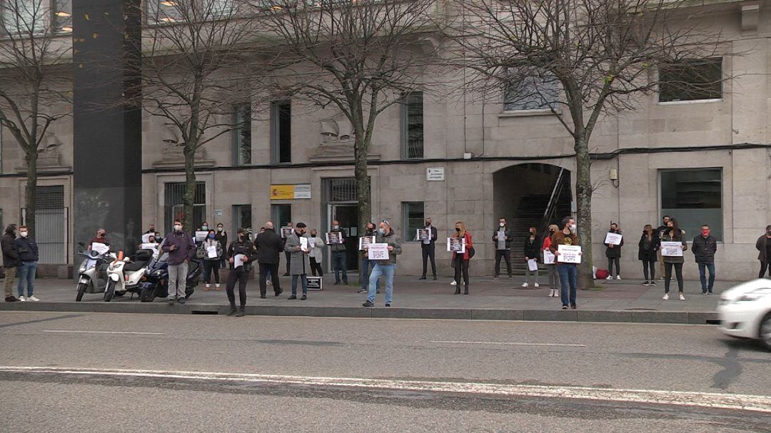 Hosteleros protestando frente a la SEPE.